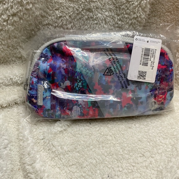 LULULEMMON WAIST BAG FANNY PACK Belt Bag Color Floral/Multi NWT - Picture 7 of 13
